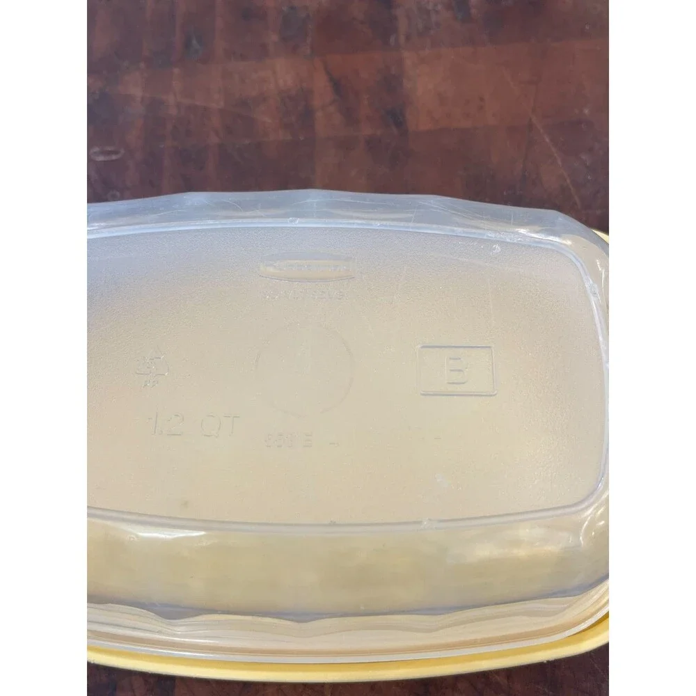 (2) Vintage Rubbermaid #4 1.2 QT Servin Saver Yellow EZ Lid Square + Rectangle